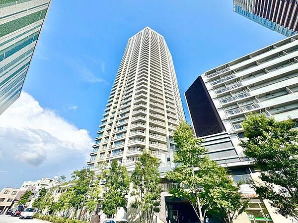 高貴な雰囲気を纏う外観。クオリティを追求した快適な空間が住まう方の心を満たします。