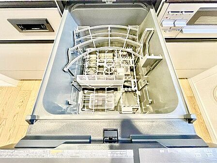 食器を洗っている間にお掃除など、様々なシーンで家事の時短に役立つビルトイン食洗機。