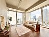 室内：光とセンスに満ちた居心地の良い空間。陽射しがよく入るソファでのんびりと。