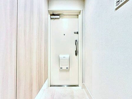 お出掛けの際も帰宅の際も気持ちが良いすっきりとした印象の玄関。