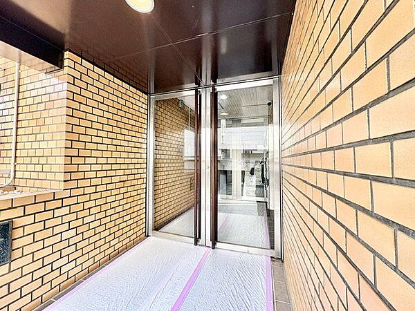 外と内をつなぐエントランスは、まさに顔となる場所。シンプルながらも上質な空間を作り出します。