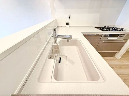 キレイなお水がいつでも安心して飲める浄水器付。