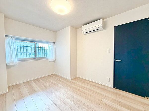 居心地のいい暮らしには欠かせない眩い採光。窓からこの空間に降り注ぐ採光が絶えません。