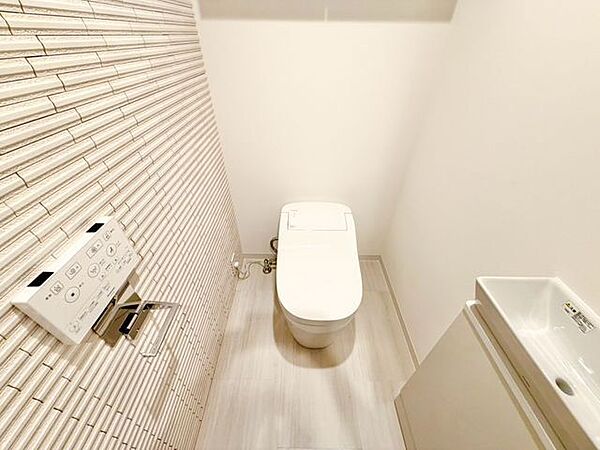 毎日使うものだから、「シンプルでムダのないデザイン」で空間と調和するタンクレストイレ。