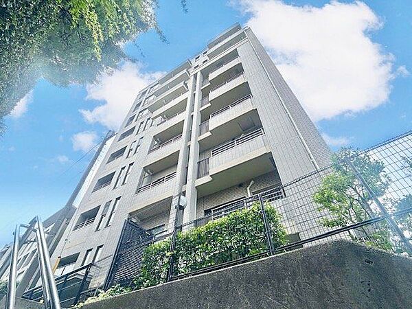 明るさとぬくもりを感じる、落ち着いた佇まい。ずっと色あせない、愛情の持てる外観。（空の加工を生成AIで行っています）