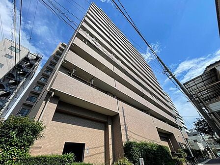 爽やかな青空の下に贅沢なほどに降り注ぐ陽光、豊かな居住性。クオリティが見事に調和した住空間。