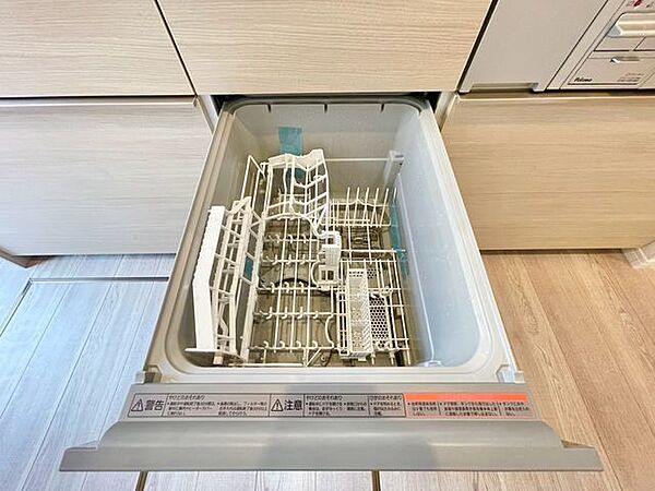 ビルトイン食洗機は作業台が広く使え、見た目もスッキリ。節水や節電も充実して家事の手助けをしてくれます。