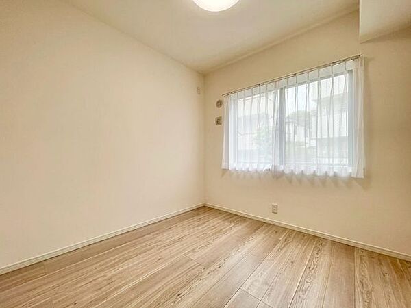 木のぬくもりを感じられる、のびのびとした明るい洋室です。いつまでも快適に暮らせる空間が広がります。