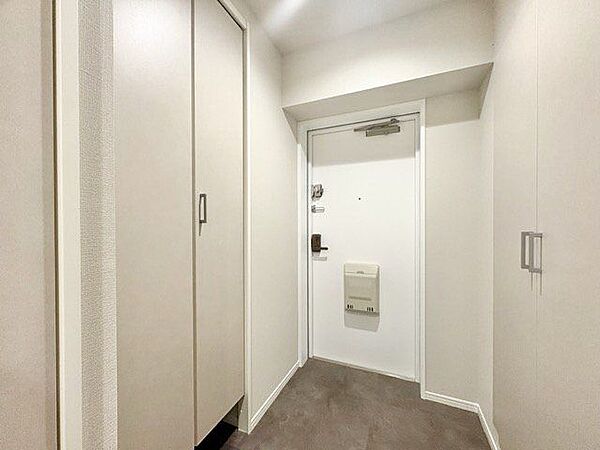 毎日出入りに使う玄関は外出する時は爽やかに、帰宅するときはホッとする落ち着いた空間へ。