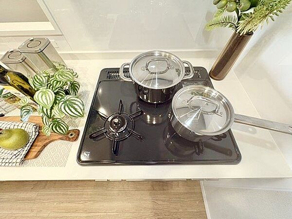 忙しいときでも一度にたくさんの料理が作れる3口コンロ。使い勝手の良さを考えました。