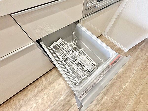 ビルトイン食洗機は作業台が広く使え、見た目もスッキリ。節水や節電も充実して家事の手助けをしてくれます。