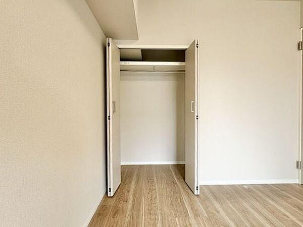 充分な収納スペースを確保。居室内に余計な家具を置く必要がないので、シンプルですっきりとした暮らし。