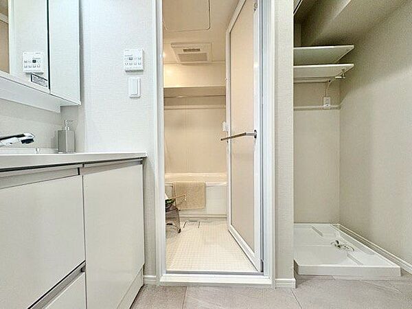 清潔感のある色合いのプライベート空間は、身だしなみチェックや肌のお手入れに最適です。