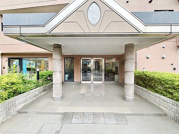 落ち着きのある温かな風情のエントランスは、訪れる方々を優しく包み込み、心地よい空間を演出しています。