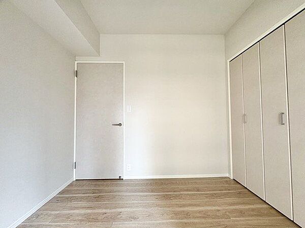 木のぬくもりを感じられる、のびのびとした明るい洋室です。いつまでも快適に暮らせる空間が広がります。