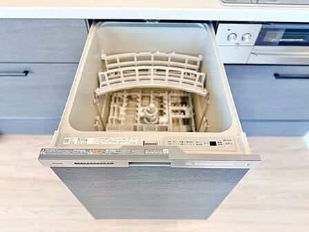 食器を洗っている間にお掃除など、様々なシーンで家事の時短に役立つビルトイン食洗機。