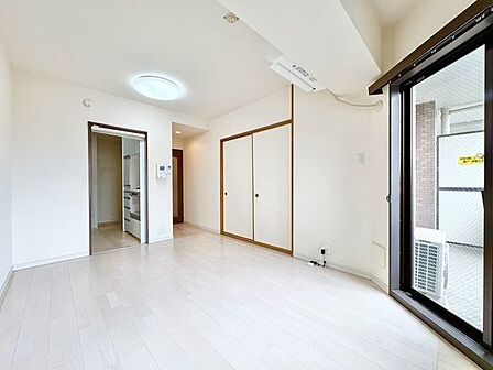 眩いばかりの陽の光が室内を満たしていきます。清らかで艶やかな時間をもたらしてくれる空間です。