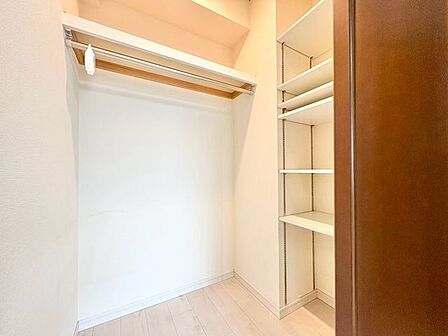大容量収納可能なウォークインクローゼットはシーズンオフの服や普段使わない物をたくさん収納できます。
