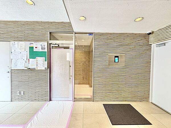外と内をつなぐエントランスは、まさに顔となる場所。シンプルながらも上質な空間を作り出します。