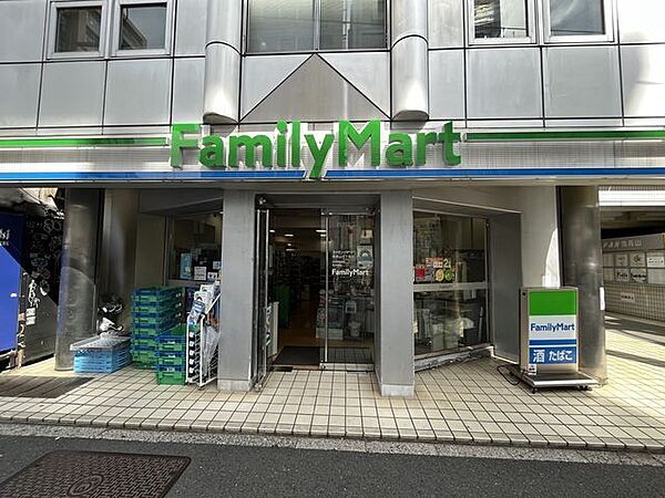 ファミリーマート南青山六丁目店 120m