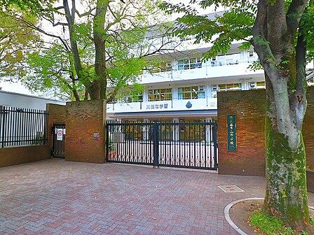 港区立青山中学校 2100m