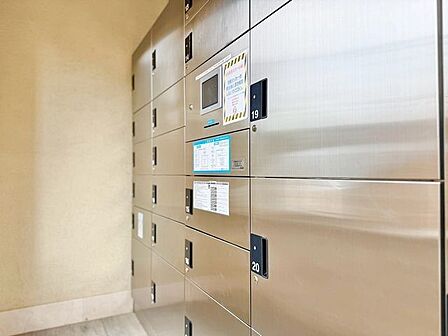 お仕事やお出かけで荷物が受け取れない時も大変便利な宅配ボックス完備。