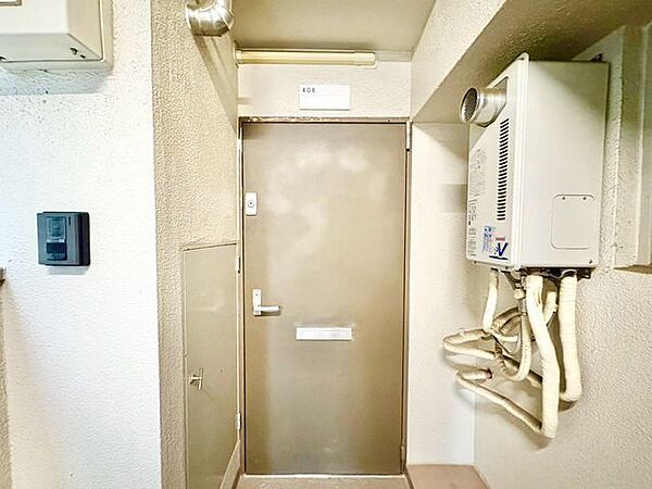 毎日出入りに使う玄関は外出する時は爽やかに、帰宅するときはホッとする落ち着いた空間へ。
