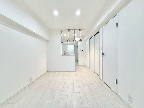 角住戸の開放感と独立性を謳歌するLDK。華やいだ気分で心満たされる、そんな空間です。