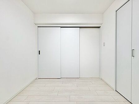 木のぬくもりを感じられる、のびのびとした明るい洋室です。いつまでも快適に暮らせる空間が広がります。