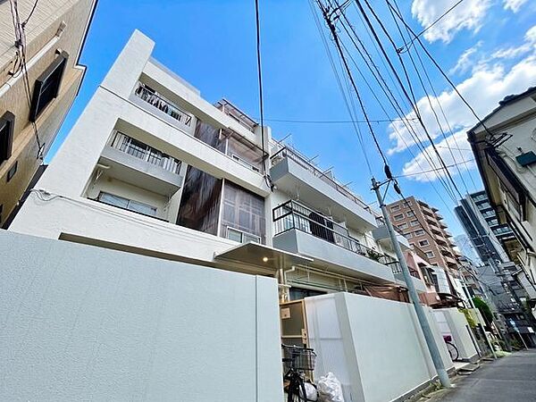 住む人がいつまでも心地良さを感じ続けられる多様な住空間を創造します。 （空の加工を生成AIで行っています）