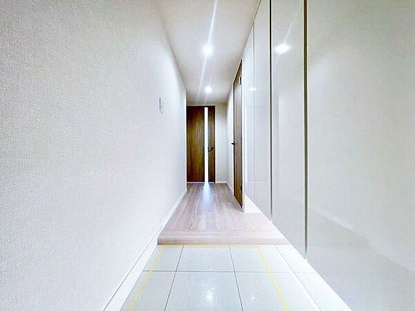 お出掛けの際も帰宅の際も気持ちが良いすっきりとした印象の玄関。開放感のあるゆとりの広さの空間です。