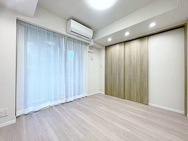 自然光が差し込む落ち着いた印象のお部屋。自分時間をゆったりと過ごせます。