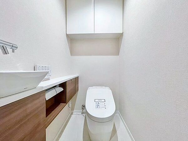 美しく高機能なタンクレスタイプを採用。手洗いカウンター付です。