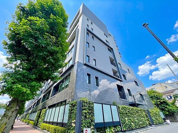 都市にいながら、開放感のある暮らしを実現しています。（空の加工を生成AIで行っています）