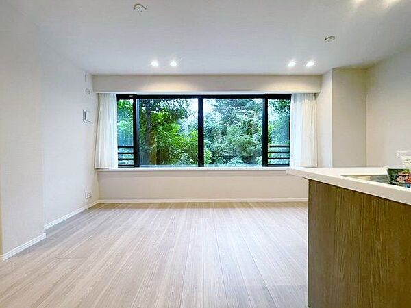 街を見渡す明るい窓辺。美しくデザインされた住空間。笑顔の絶えない暮らしがはじまる。