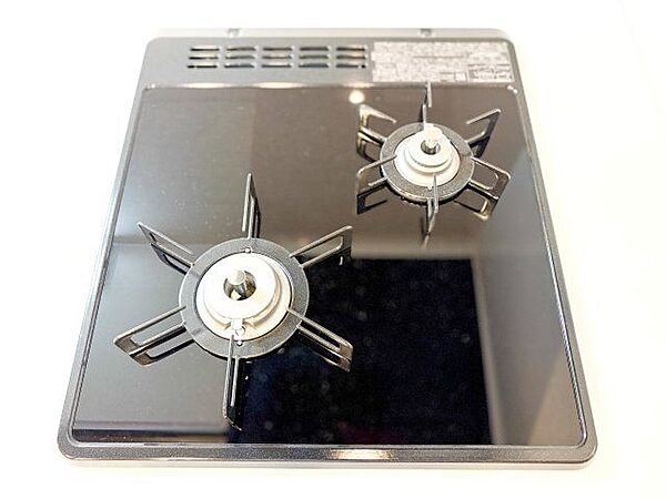 忙しいときでも一度にたくさんの料理が作れる2口コンロ。使い勝手の良さを考えました。