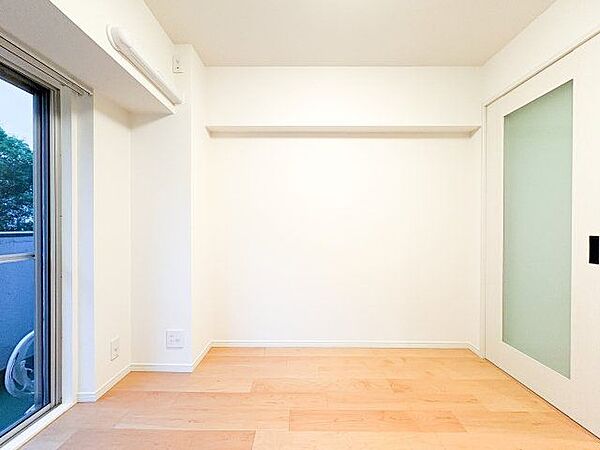 木のぬくもりを感じられる、のびのびとした明るい洋室です。いつまでも快適に暮らせる空間が広がります。