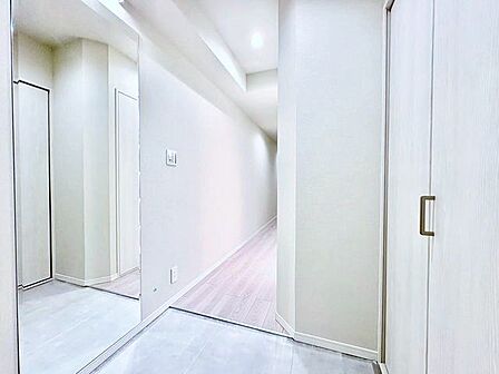 お出掛けの際も帰宅の際も気持ちが良いすっきりとした印象の玄関。