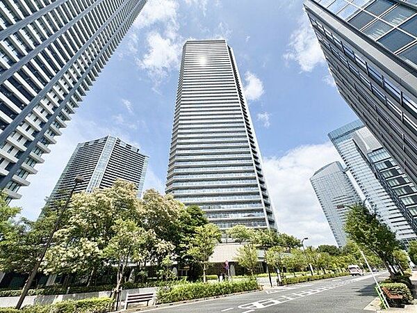 陽射しとともに、少しづつ装いを変える街の景観から、この街ならではの美しい風景とここから紡がれる物語。