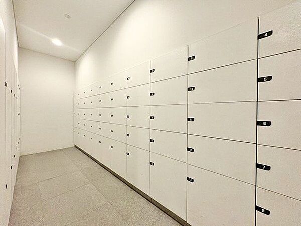 宅配ＢＯＸ。お仕事やお出かけで荷物が受け取れない時も大変便利です。
