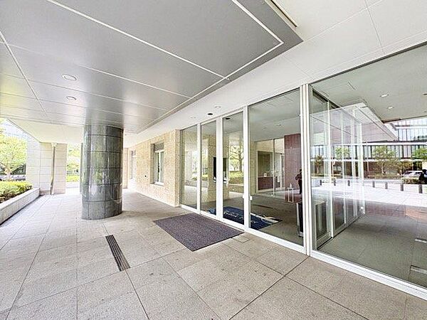 外と内をつなぐエントランスは、まさに顔となる場所。シンプルながらも上質な空間を作り出します。