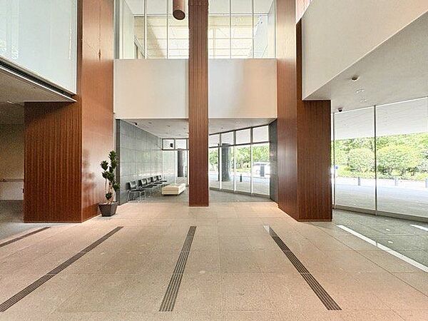 上質なデザインが落ち着きと高級感を与えます。お客様をもてなすのにぴったりなエントランス空間です。