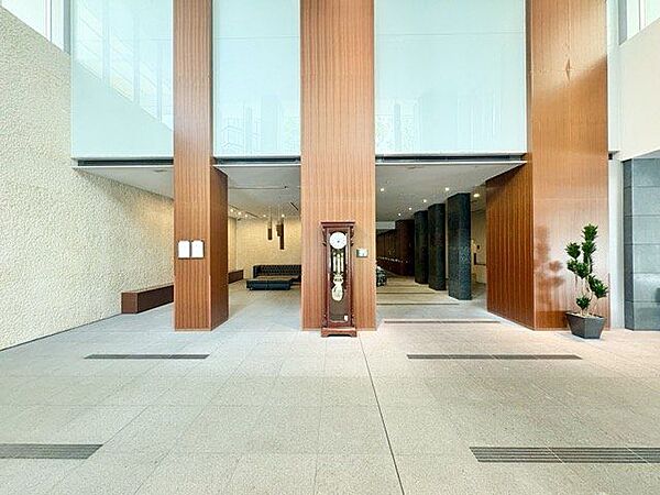 住む方が安らぎと品格の良さを感じることができるようなエントランス空間です。