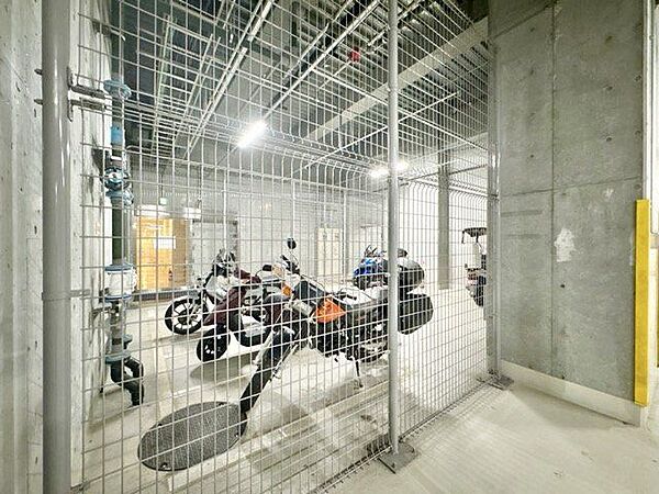敷地内バイク置場。