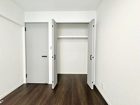たっぷり収納可能なクローゼット。収納家具を置く必要がなく、空間を広く使えます。