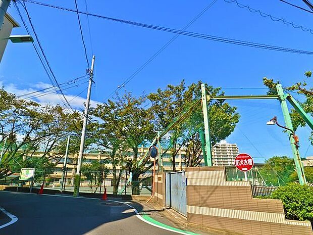 目黒区立中根小学校 950m