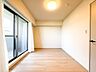 寝室：大きな窓からたっぷりと陽光が注がれる明るい空間。一日の疲れを癒してくれる洋室。時を忘れて過ごす空間。