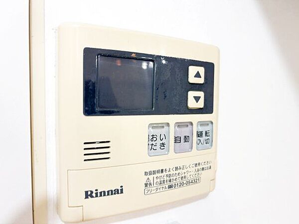 キッチンに給湯パネルを設置しました。洗い物時もお湯を簡単にご使用いただけます。温度調節もラクラク♪