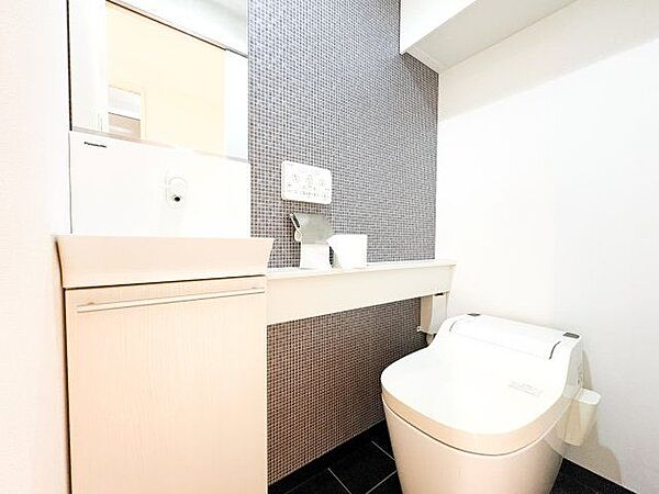 毎日使うものだから、「シンプルでムダのないデザイン」で空間と調和するタンクレストイレ。