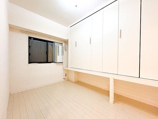 ナチュラルカラーのフローリングのお部屋は、温かみを感じさせリラックスをもたらす効果があります。